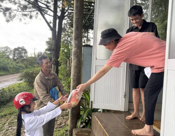 Trao tặng quà Trung Thu cho học sinh Dambri – Bảo Lộc (30.09.2025)